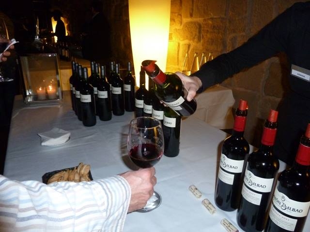 disfrutando del vino